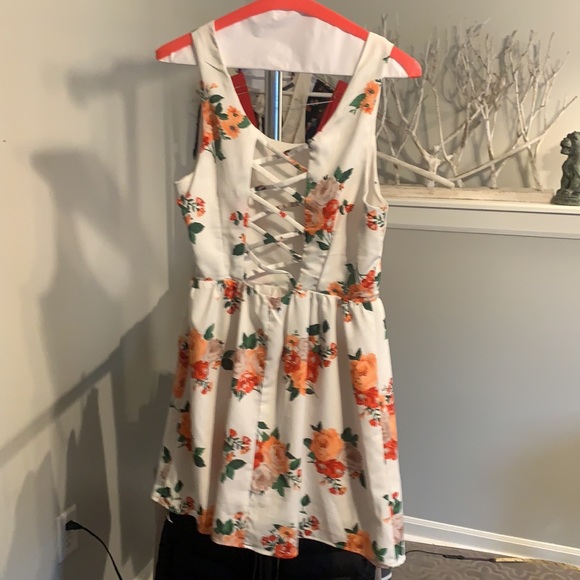 Full Tilt Cream Floral Dress Laced Back Small - Picture 2 of 5